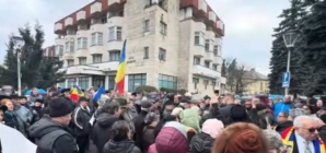 Câteva sute de băimăreni au protestat azi în fața Primăriei municipiului Baia Mare