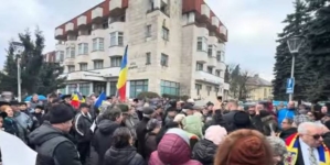 Câteva sute de băimăreni au protestat azi în fața Primăriei municipiului Baia Mare