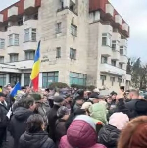Câteva sute de băimăreni au protestat azi în fața Primăriei municipiului Baia Mare