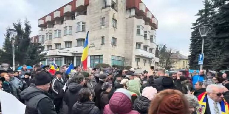 Câteva sute de băimăreni au protestat azi în fața Primăriei municipiului Baia Mare