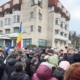 Câteva sute de băimăreni au protestat azi în fața Primăriei municipiului Baia Mare