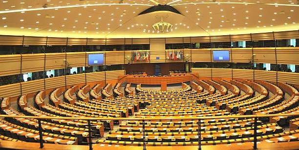 Bruxelles-ul vrea o rețea de socializare proprie, dar cu reguli suspecte