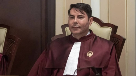 Curtea Constituțională amână verdictul și cere ajutor extern