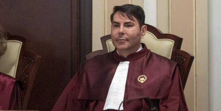 Curtea Constituțională amână verdictul și cere ajutor extern