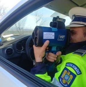 Polițiștii din Baia Mare au surprins o tânără de 24 de ani circulând cu 135 km/h