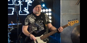 Basistul băimărean Lucian Iluț pornește în turneul național Compact „Îmi amintesc de tine”