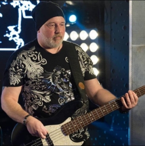 Basistul băimărean Lucian Iluț pornește în turneul național Compact „Îmi amintesc de tine”