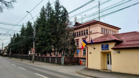 Bărbat aflat în arest, transportat de urgență la spital după o tentativă de sinucidere