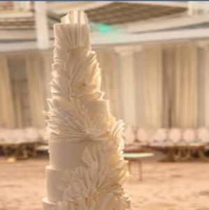 Un tort de 2,2 metri înălțime, realizat pe 10 etaje, la un eveniment în Maramureș