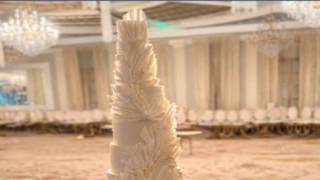 Un tort de 2,2 metri înălțime, realizat pe 10 etaje, la un eveniment în Maramureș