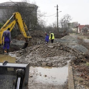 Lucrările la conducta de apă din Baia Mare se prelungesc