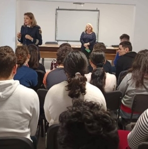 Acțiuni ale polițiștilor pentru siguranța online și prevenirea traficului de persoane