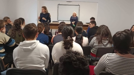 Acțiuni ale polițiștilor pentru siguranța online și prevenirea traficului de persoane