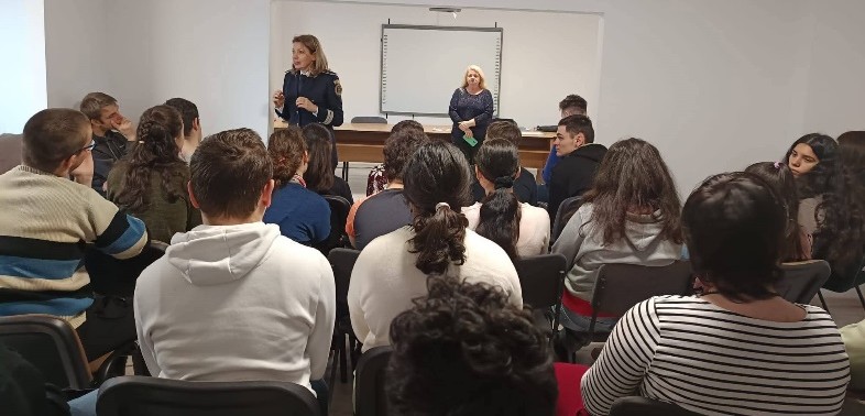 Acțiuni ale polițiștilor pentru siguranța online și prevenirea traficului de persoane