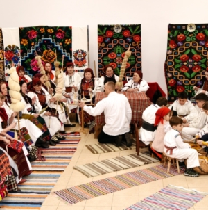 „Șezătoarea Generațiilor” – tradiție, joc și voie bună la Suciu de Sus în acest sfârșit de săptămână