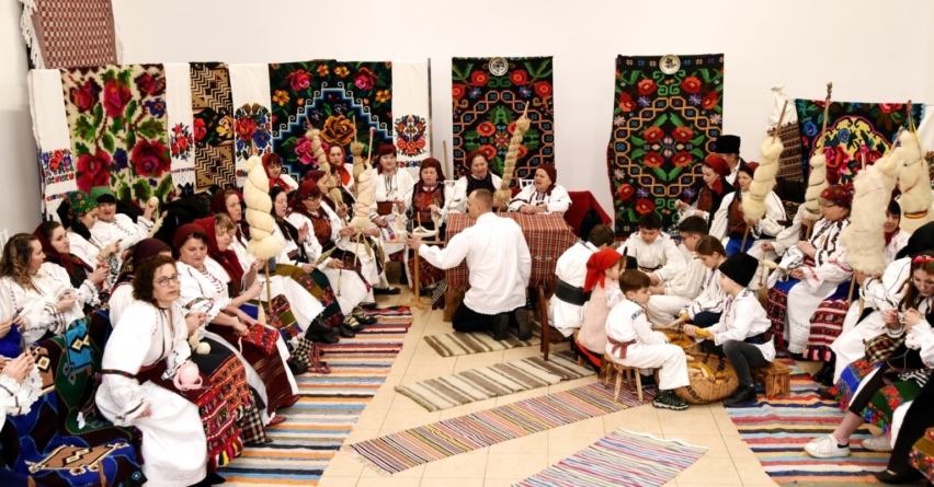 „Șezătoarea Generațiilor” – tradiție, joc și voie bună la Suciu de Sus în acest sfârșit de săptămână