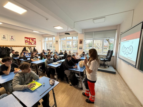 Educație pentru prim ajutor la Colegiul Național „Vasile Lucaciu” Baia Mare: Asociația pentru Ambulanță Maramureș a susținut un nou curs de Suport Vital de Bază