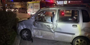 Un bărbat a ajuns la spital în urma unui accident în care au fost implicate un autobuz și un autoturism