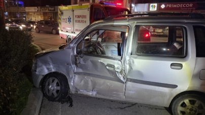 Un bărbat a ajuns la spital în urma unui accident în care au fost implicate un autobuz și un autoturism