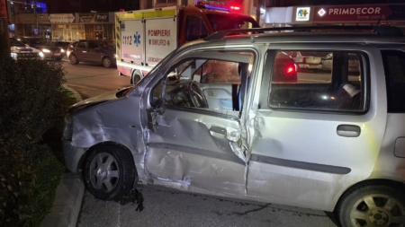 Un bărbat a ajuns la spital în urma unui accident în care au fost implicate un autobuz și un autoturism