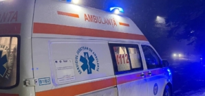 Doi răniți după ce o mașină s-a lovit de un gard