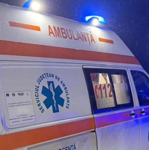 Doi răniți după ce o mașină s-a lovit de un gard