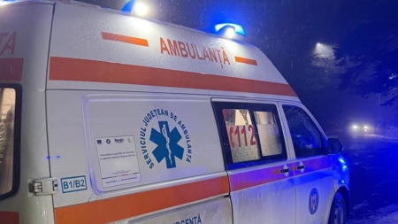 Doi răniți după ce o mașină s-a lovit de un gard