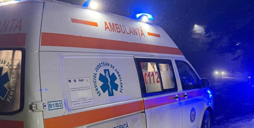 Doi răniți după ce o mașină s-a lovit de un gard