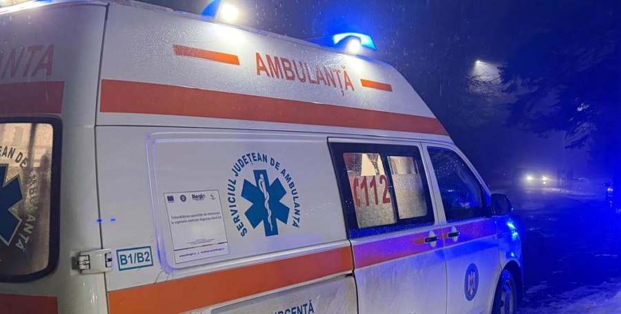 Doi răniți după ce o mașină s-a lovit de un gard