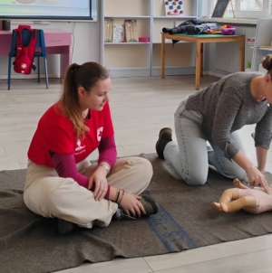 Membrii Asociației Pirita Children din Baia Mare, instruiți în acordarea primului ajutor