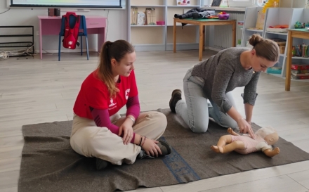 Membrii Asociației Pirita Children din Baia Mare, instruiți în acordarea primului ajutor