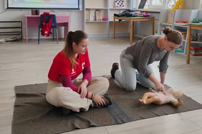 Membrii Asociației Pirita Children din Baia Mare, instruiți în acordarea primului ajutor