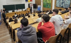 Peste 100 de tineri maramureșeni înscriși la cursurile de aviație au început pregătirea teoretică