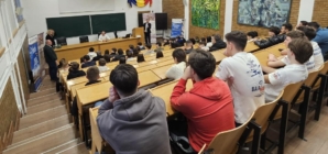 Peste 100 de tineri maramureșeni înscriși la cursurile de aviație au început pregătirea teoretică