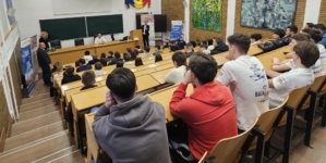 Peste 100 de tineri maramureșeni înscriși la cursurile de aviație au început pregătirea teoretică