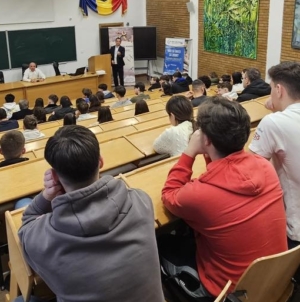 Peste 100 de tineri maramureșeni înscriși la cursurile de aviație au început pregătirea teoretică