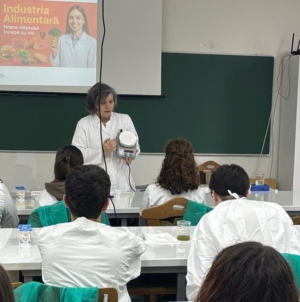 Atelierul experimental „Alimente funcționale” a reunit liceenii din Baia Mare la Facultatea de Științe