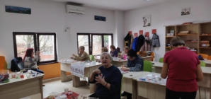 Senioarele băimărene întâmpină primăvara printr-un atelier de mărțișoare, la Centrul Rivulus Pueris