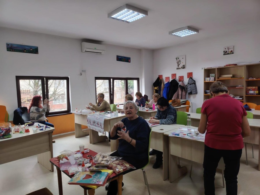 Senioarele băimărene întâmpină primăvara printr-un atelier de mărțișoare, la Centrul Rivulus Pueris
