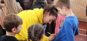 Participantele la Final Four-ul Cupei României la baschet, găzduit de Sighet, în vizită la fani