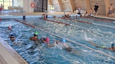 Cursuri de înot pentru copiii cu autism la Bazinul de Înot Târgu Lăpuș