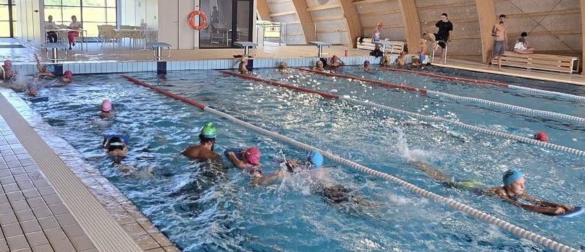 Cursuri de înot pentru copiii cu autism la Bazinul de Înot Târgu Lăpuș