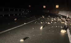Au căzut pietre de pe versant aseară pe DN 18