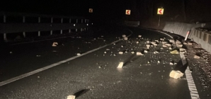Au căzut pietre de pe versant aseară pe DN 18