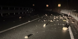 Au căzut pietre de pe versant aseară pe DN 18