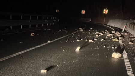 Au căzut pietre de pe versant aseară pe DN 18