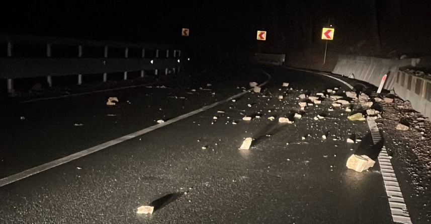 Au căzut pietre de pe versant aseară pe DN 18