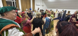 „Carnavalul seniorilor”: petrecere în stil vintage la Centrul CASPEV Baia Mare