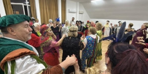 „Carnavalul seniorilor”: petrecere în stil vintage la Centrul CASPEV Baia Mare