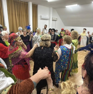 „Carnavalul seniorilor”: petrecere în stil vintage la Centrul CASPEV Baia Mare